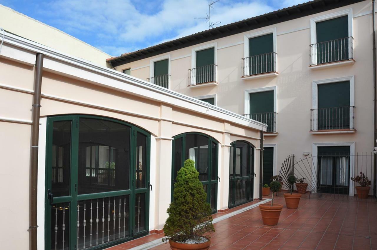Hotel Las Cabanas Peñaranda de Bracamonte Esterno foto